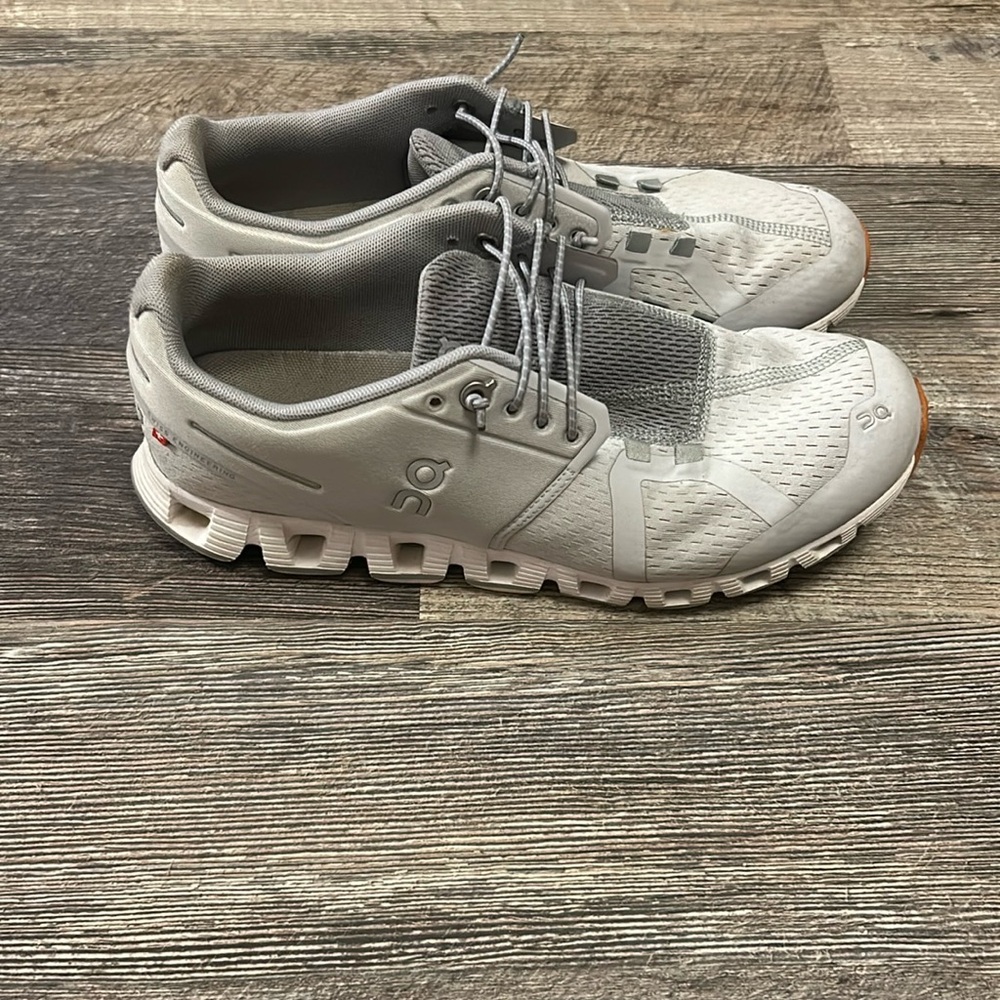 Women’s On cloud size 8.5